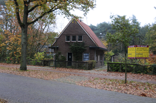 900414 Gezicht op de voormalige overwegwachterswoning (Julianalaan 94) te Bilthoven (gemeente De Bilt) bij de ...